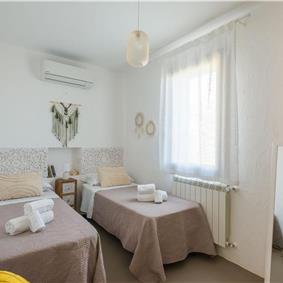 4 bedroom villa with infinity pool, Alcamo, sleeps 6-8